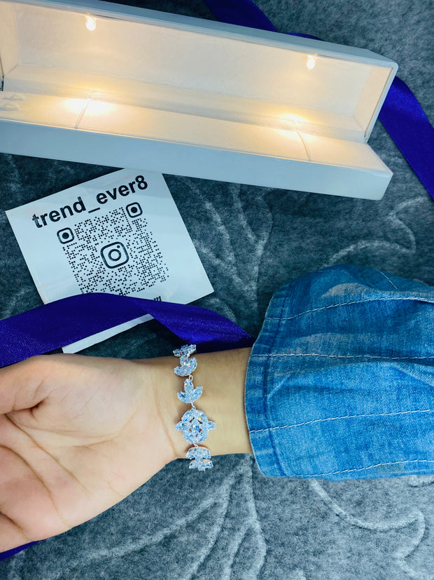 Classy White Zircon Flower Bracelet